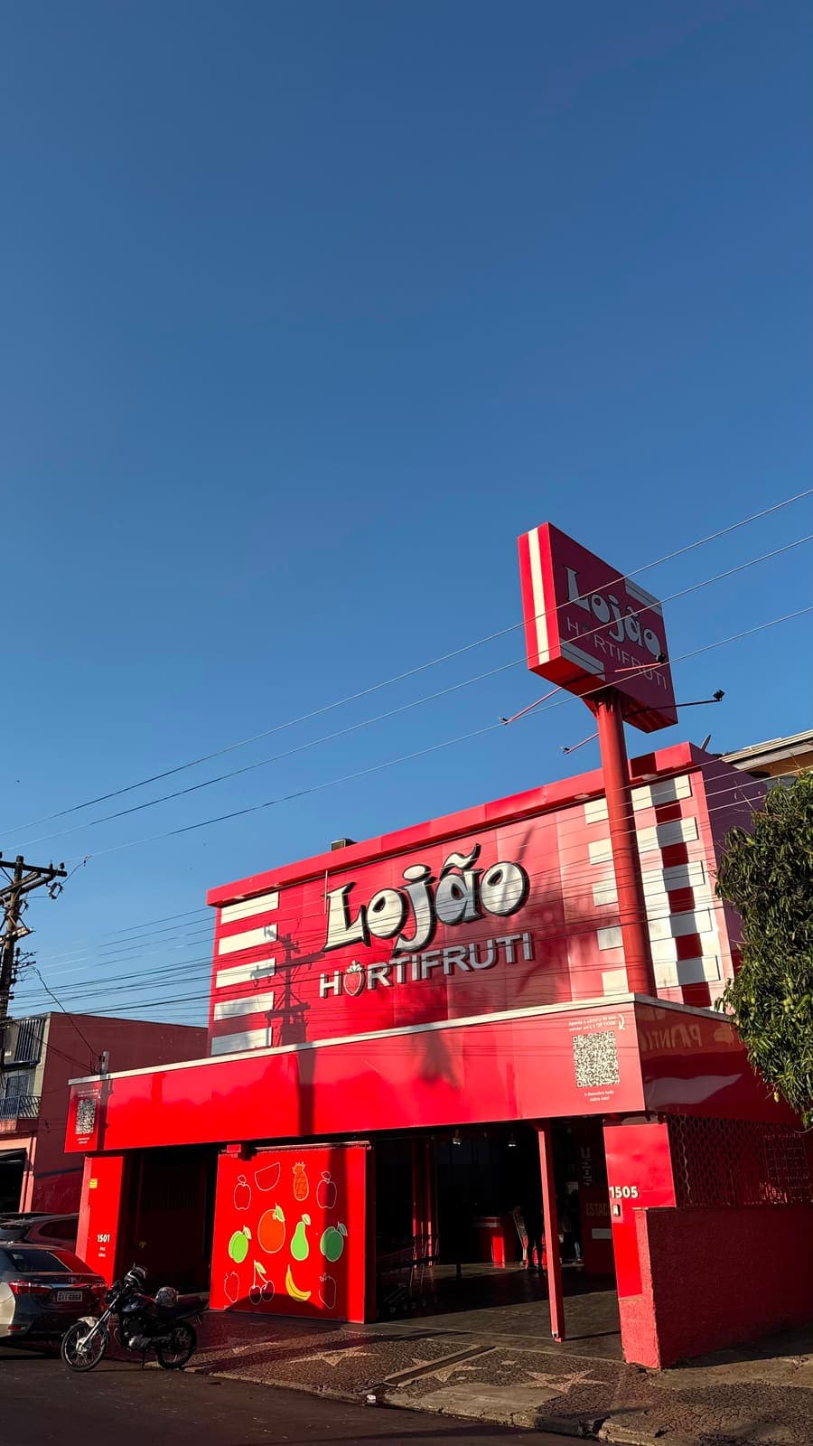 Fachada vermelha do Lojão na Avenida Iacanga, vista da frente com o totem
